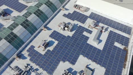 Drohne-Schoss-Sonnenkollektoren-Auf-Dem-Dach-Eines-Großen-Industriegebäudes-Im-Sonnenschein
