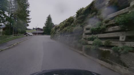 Fahrt-Von-Interlaken-Nach-Grindelwald-In-Den-Schweizer-Alpen-Bei-Strömendem-Regen