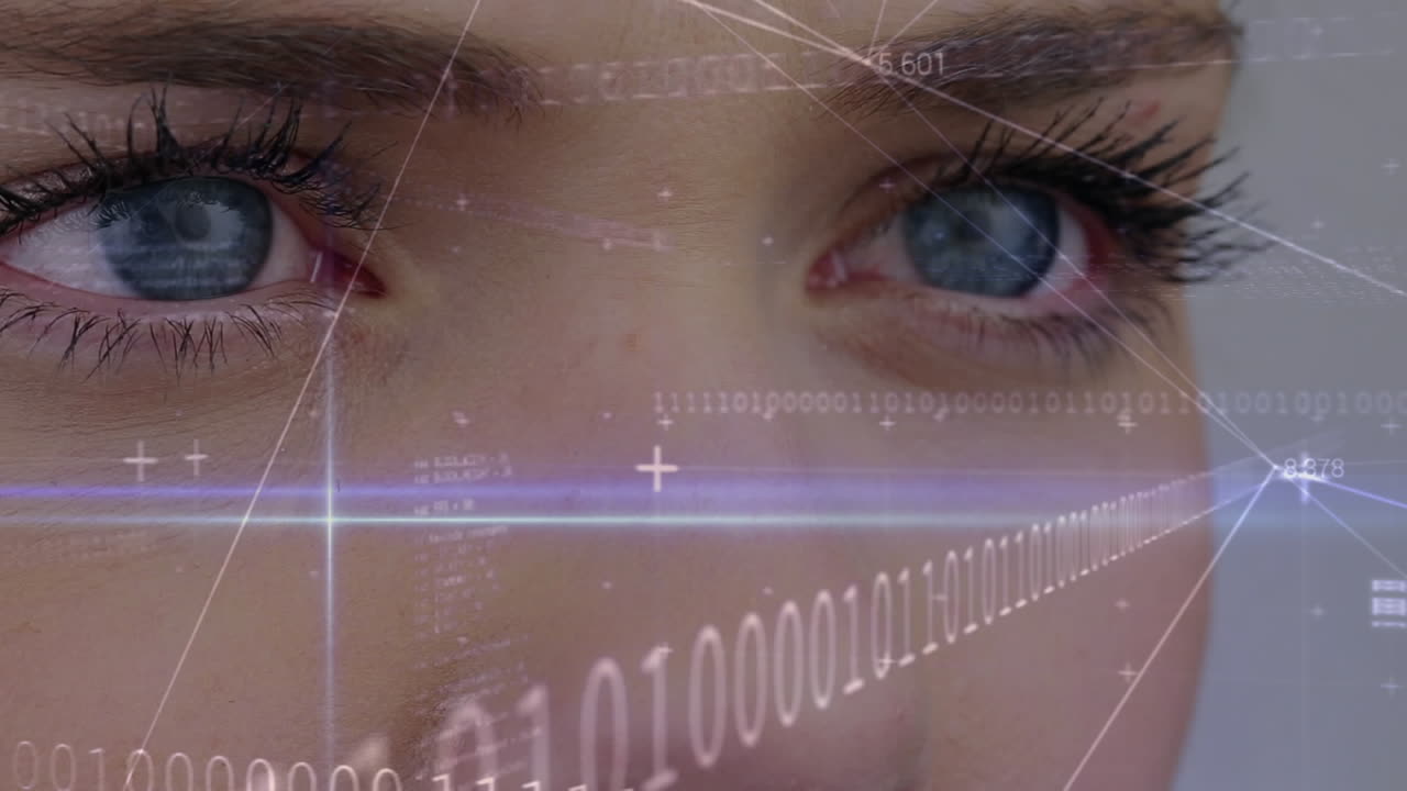mujeres parpadeando el ojo con datos digitales en primer plano