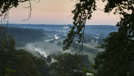 Lapso-De-Tiempo,-Niebla-Arremolinándose-Sobre-El-Valle-Del-Río-Ruhr-Al-Amanecer,-ángulo-Alto