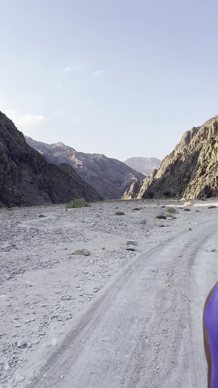 고속도로에서 차에서 사막의 산의 전망, 트럭 촬영