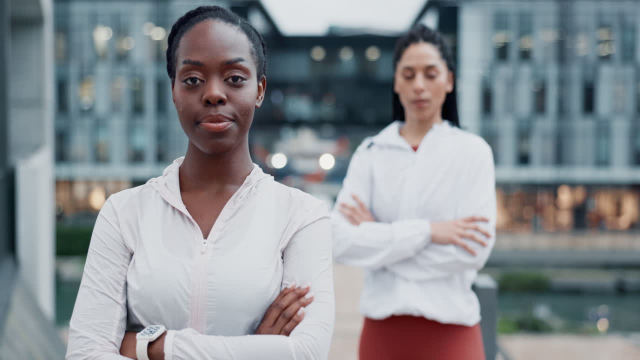 brazos cruzados, la aptitud y la cara de las amigas