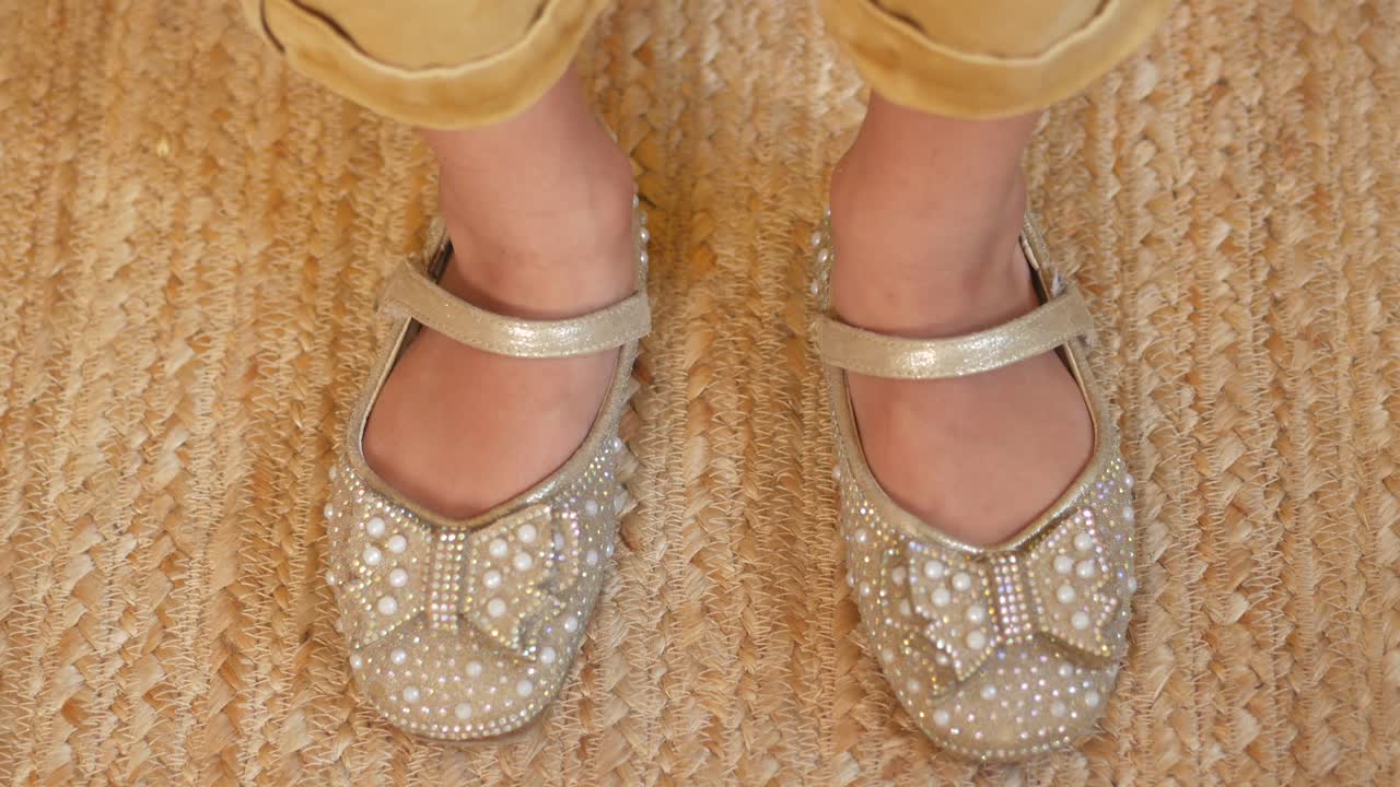 adorables zapatos de brillo dorado para niñas