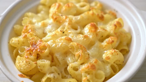 mac and cheese, macaroni pasta in cheesy sauce - american style