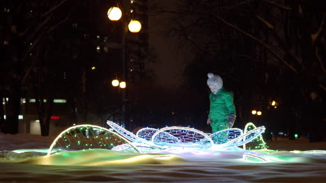 Mädchen-Geht-Im-Park-Spazieren