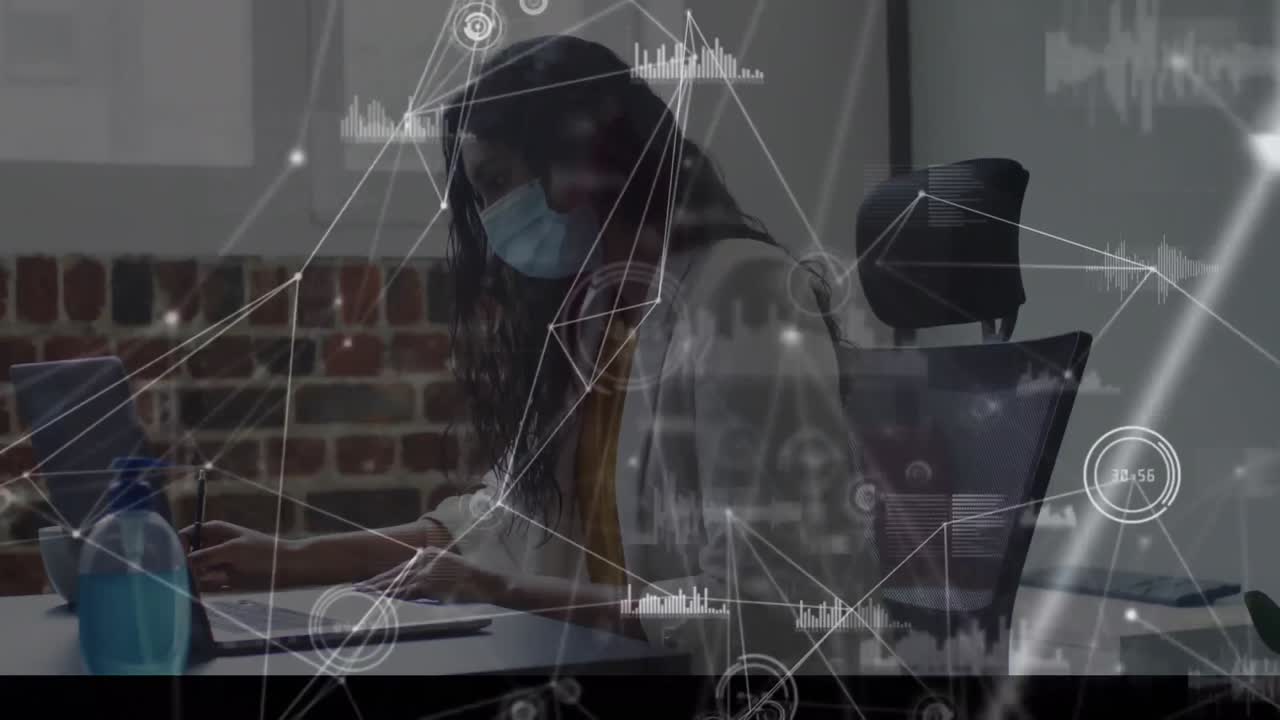 animación de la red de conexiones sobre la mujer de negocios que usa máscara facial en la oficina