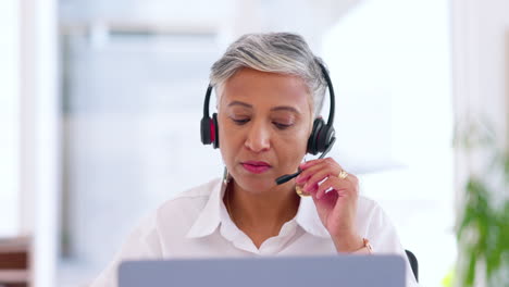 mujer de negocios, portátil o auricular de centro de llamadas