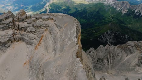 Aeria-Tiro-Inclinado-Hacia-Abajo-De-La-Hermosa-Cordillera-Y-Acantilados-Rocosos---Monte-Pelmo,-Dolomitas