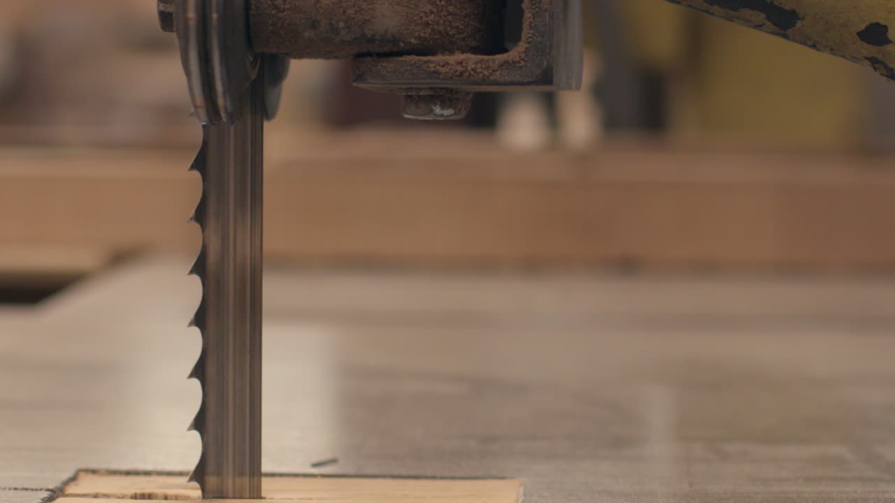 крупным планом острозубое полотно лобзика в мастерской