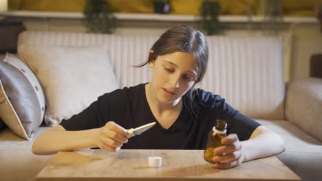 Mujer-Joven-Con-Problemas-Mirando-Un-Cuchillo-Y-Pastillas-Frente-A-Ella.