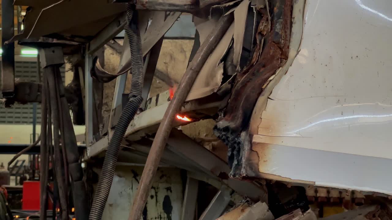 플라즈마 절단 기계는 금속을 절단할 때 불꽃을 발사합니다.