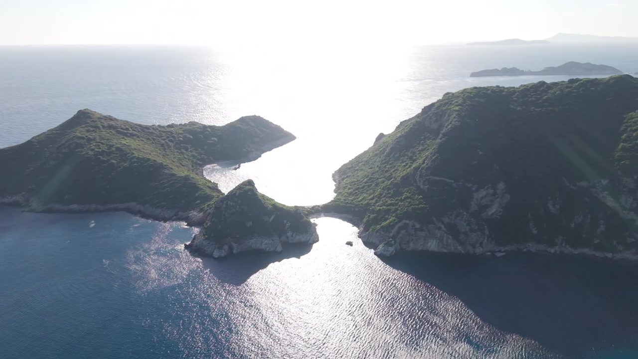 Cảnh quay từ flycam trên không của bãi biển đôi Porto Timoni nổi tiếng ở Corfu, Hy Lạp.