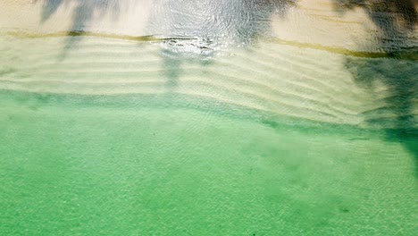 vista aérea del mar y las olas de color turquesa