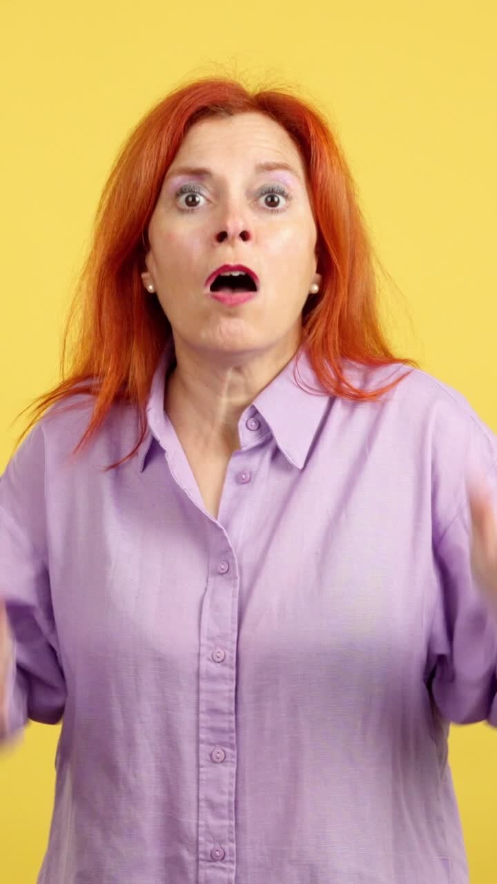 Donna che esprime shock, sorpresa e fa il broncio