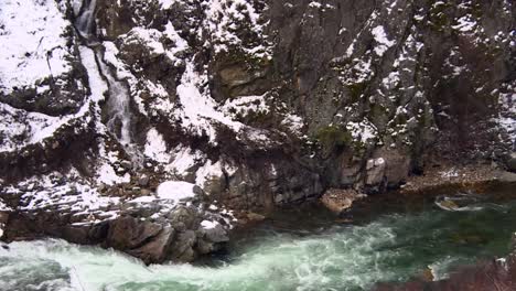 Cascada-En-Un-Acantilado-Nevado-Que-Fluye-Hacia-El-Arroyo-De-Montaña-En-El-Bosque-Nacional-De-Boise,-Idaho,-Estados-Unidos