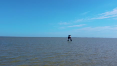 Flug-In-Richtung-Dovercourt-Lower-Lighthouse-In-Harwich,-Essex,-England,-Vereinigtes-Königreich