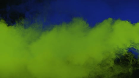 humo amarillo y azul sobre un fondo negro