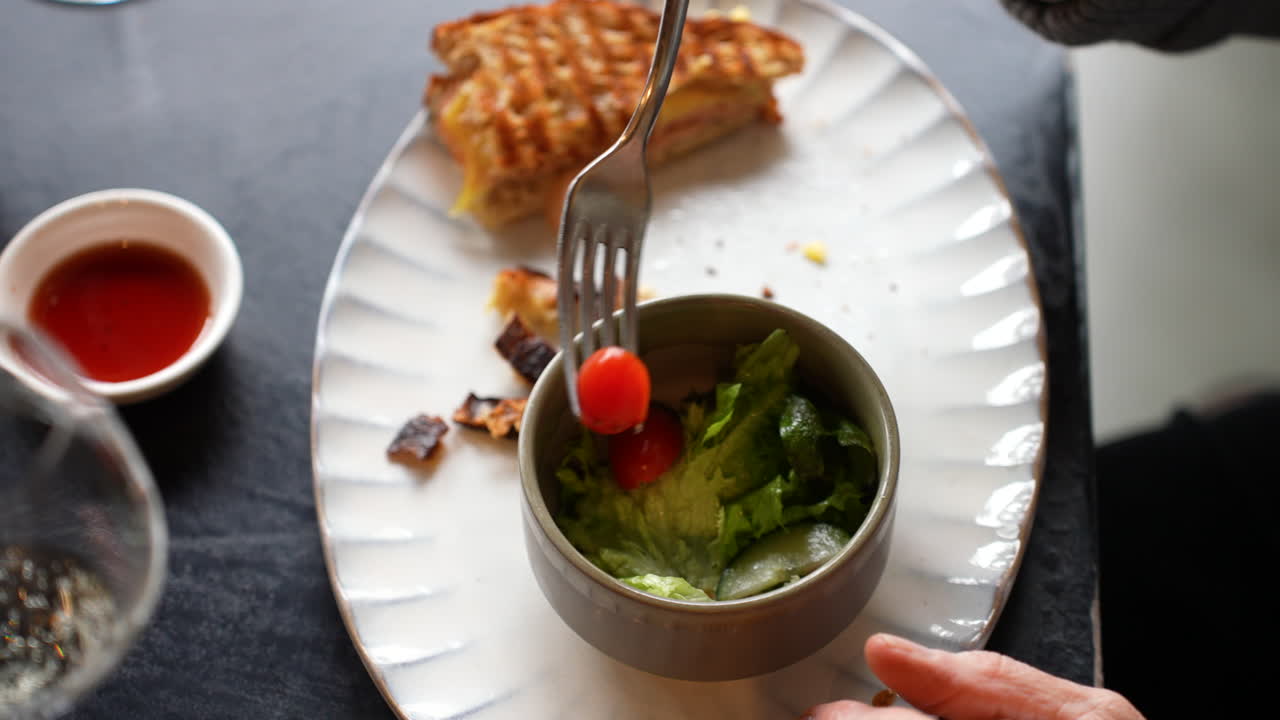 Chutná vynikající večeře v luxusní restauraci, detailní záběr.