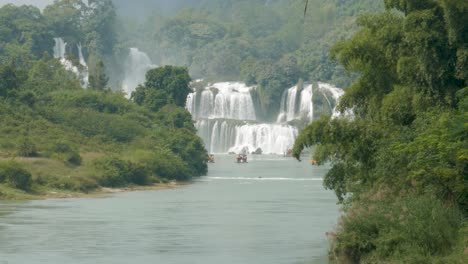 Flussboote-Bieten-Ein-Immersives-Erlebnis-An-Den-Atemberaubenden-Ban-Gioc-Detian-Wasserfällen