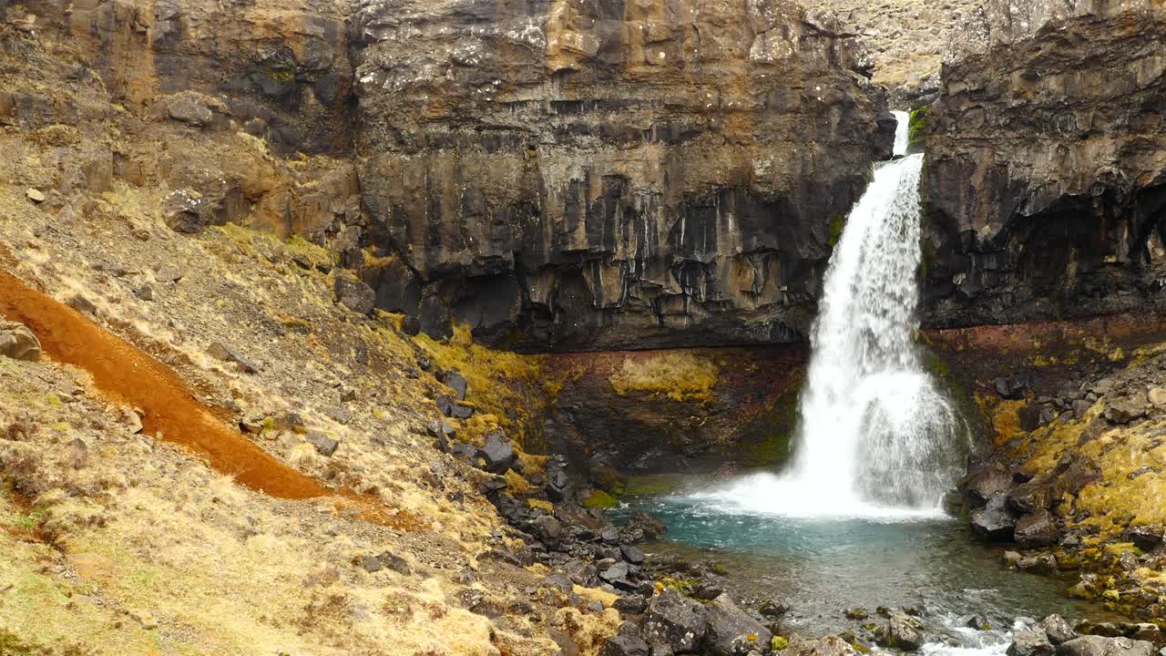 vista aérea sobre un río salvaje y una cascada en un hermoso paisaje - islandia