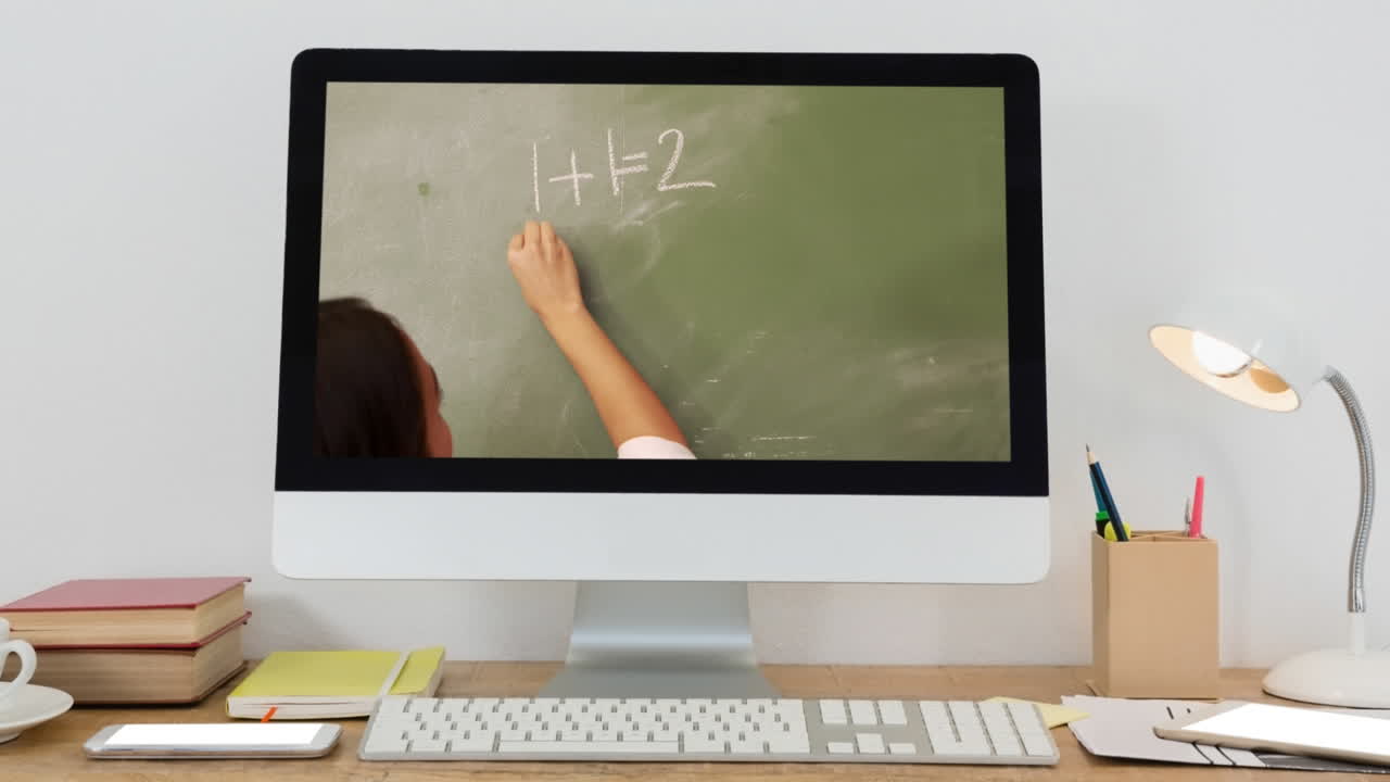 animación de un monitor de computadora que muestra a una maestra caucásica en la pantalla