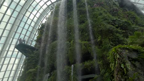 cascada principal en los jardines del bosque nuboso junto a la bahía de singapur