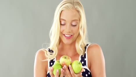 hermosa mujer sosteniendo manzanas verdes