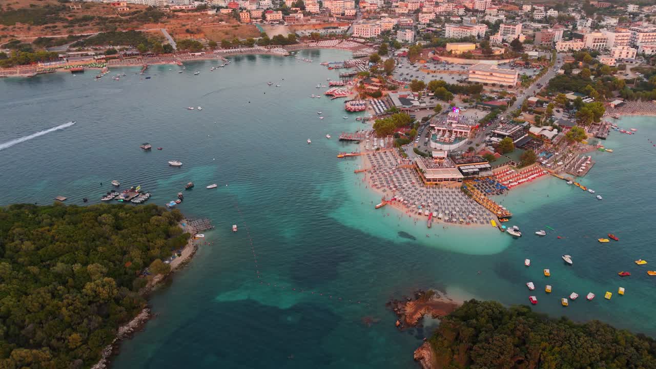 알바니아의 카시밀 해변, 은 푸른 물과 주변의 울창한 초록색으로, 공중에서 볼 수 있습니다.