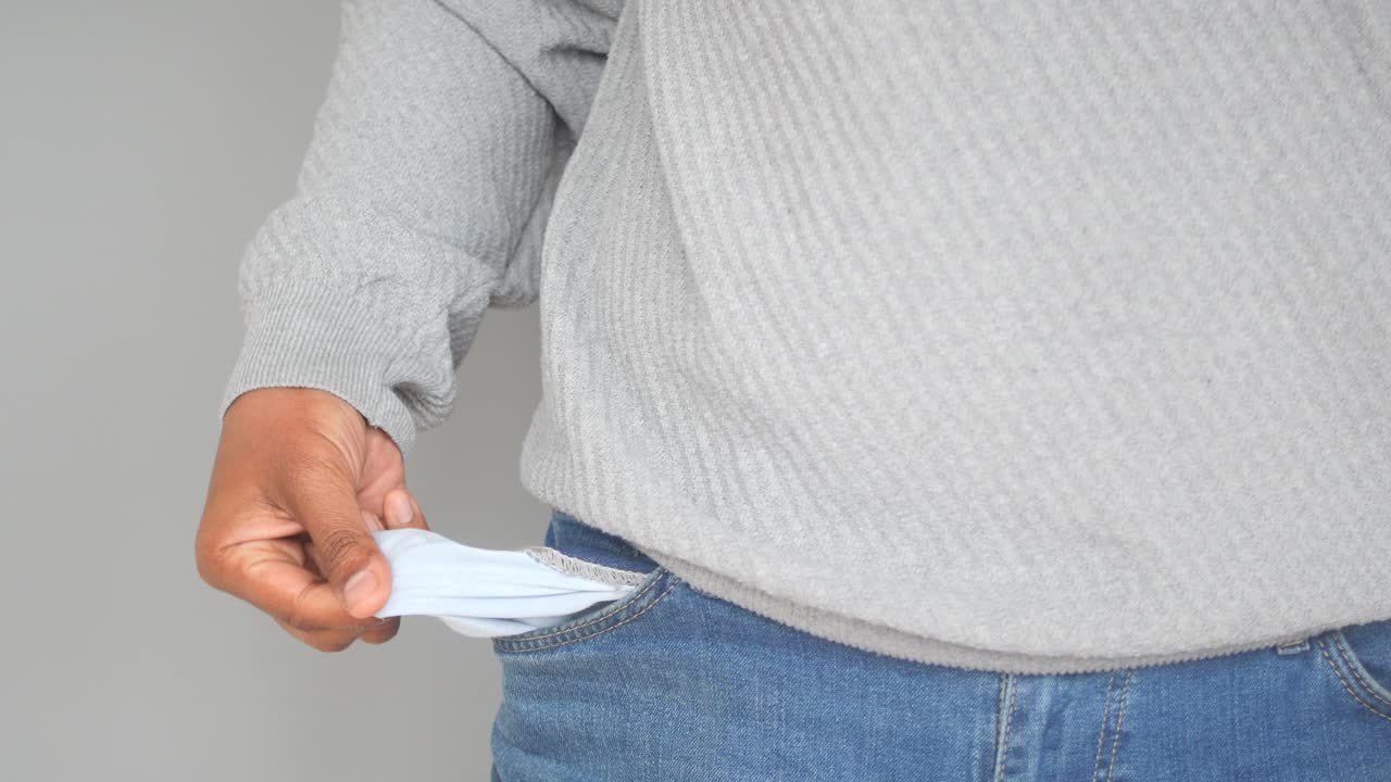 주머니가  비어 있는 사람