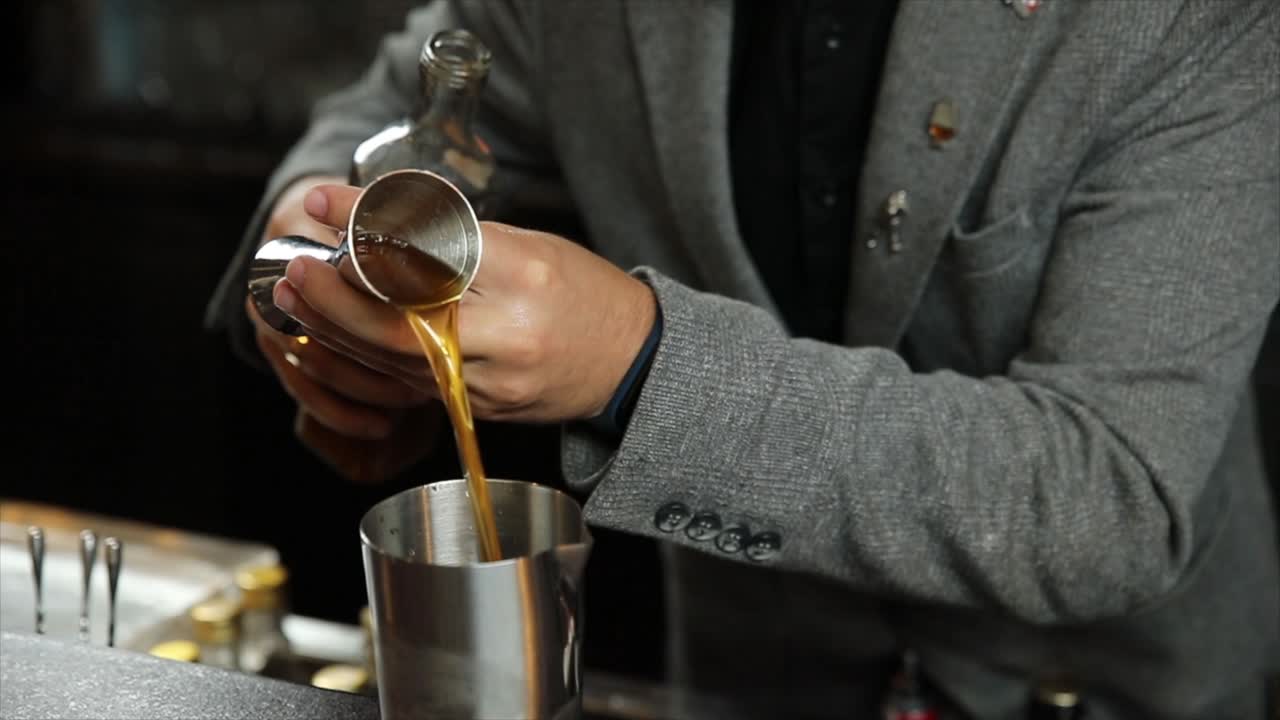 테일을 준비하는 바텐더