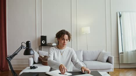 joven que estudia en el hogar