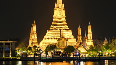 wat arun ratchawararam ratchawaramahawihan at night