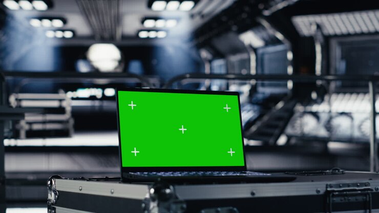 Primo piano di un mockup di laptop con schermo verde in navicella spaziale sopra un container di carico