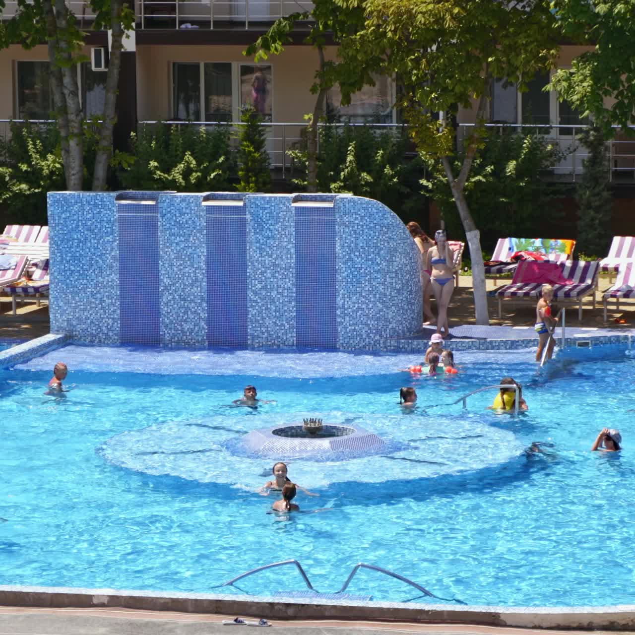 Folk, der slapper af i swimmingpoolen