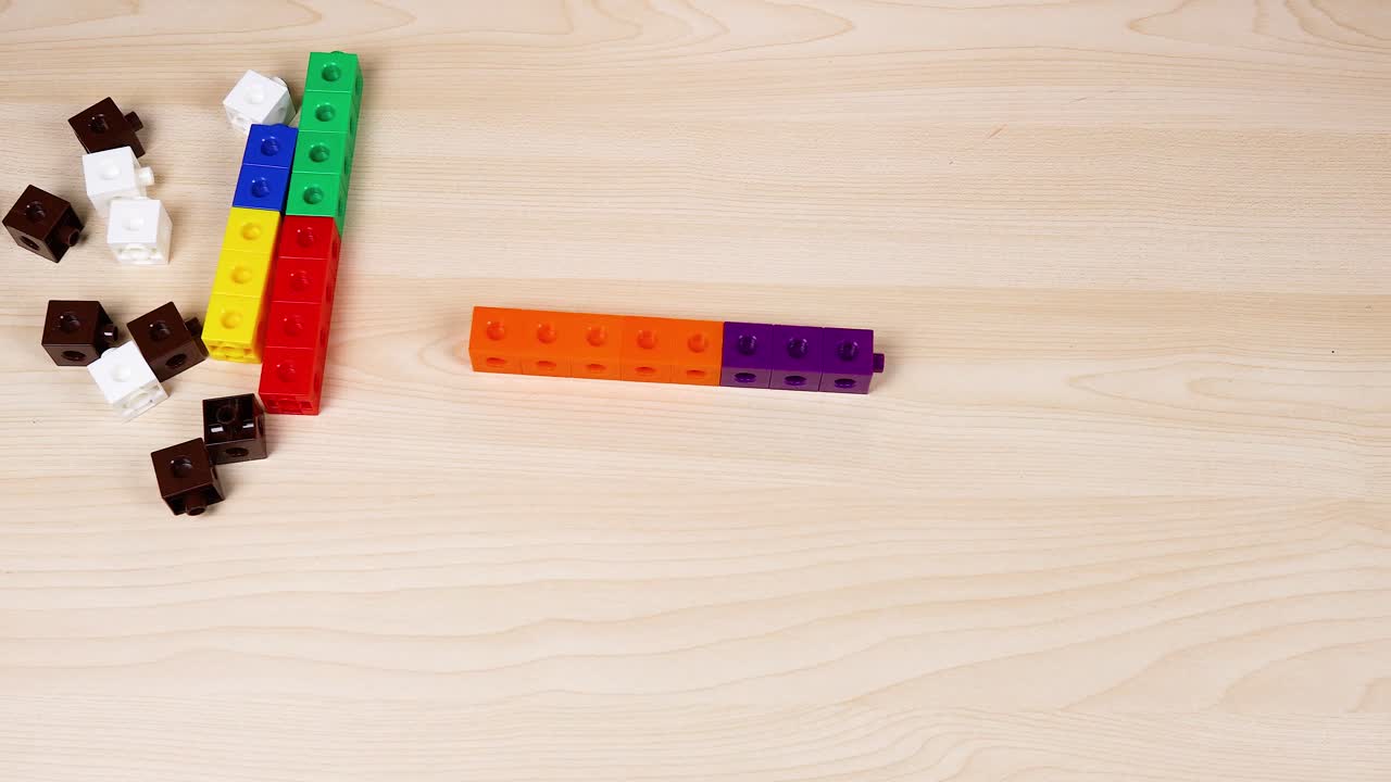 손 은 나무 표면 에 있는 큐브 를 조작 한다