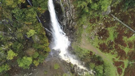 idílica cordillera de snowdonia aber falls cascadas cascadas parque nacional vista aérea de pájaro