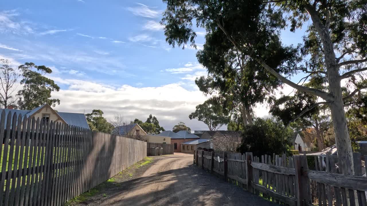 역사적인 마을의 이 많은 길