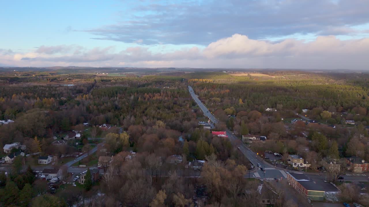 Altonin kaupunki Caledonissa, Ontariossa, Kanadassa syksyllä