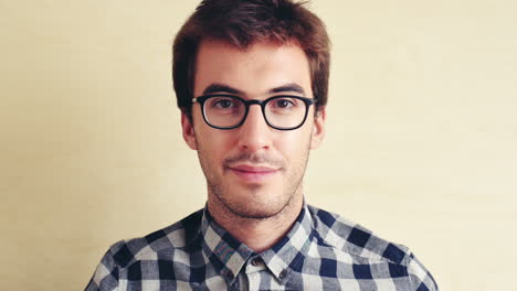 retrato de un hombre hipster con un aspecto elegante