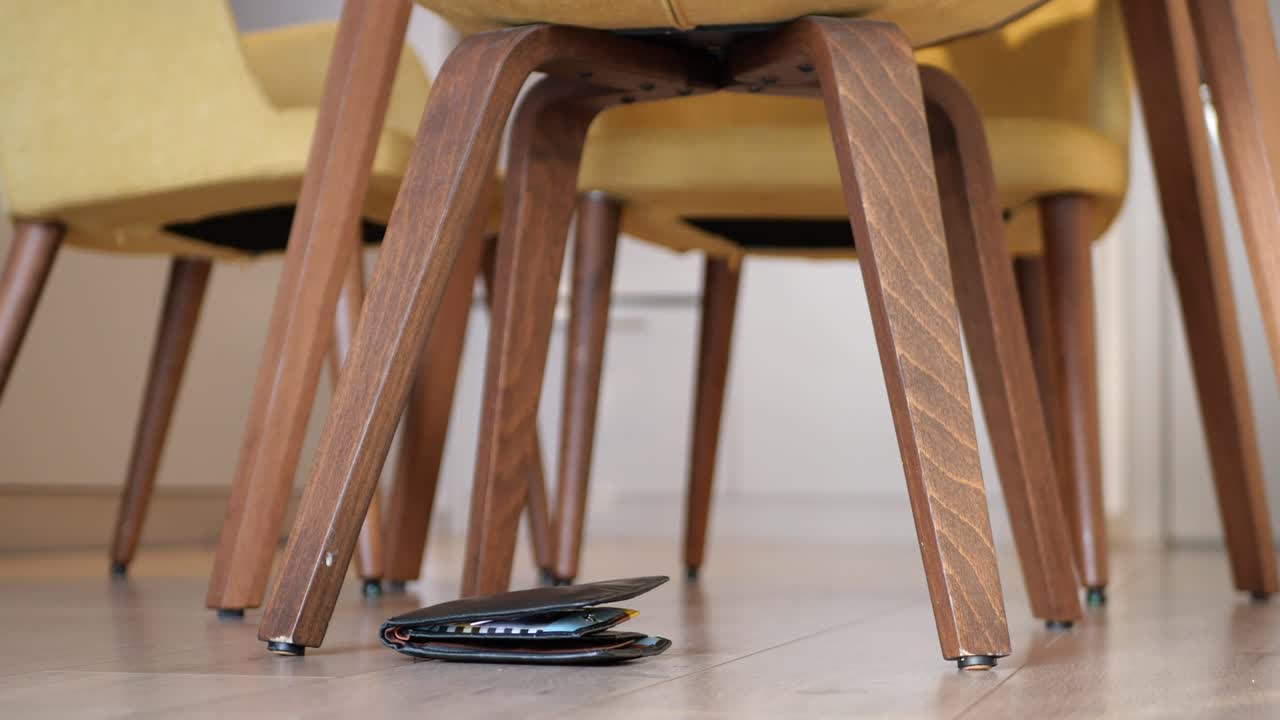 Dejé la cartera en el suelo de casa.