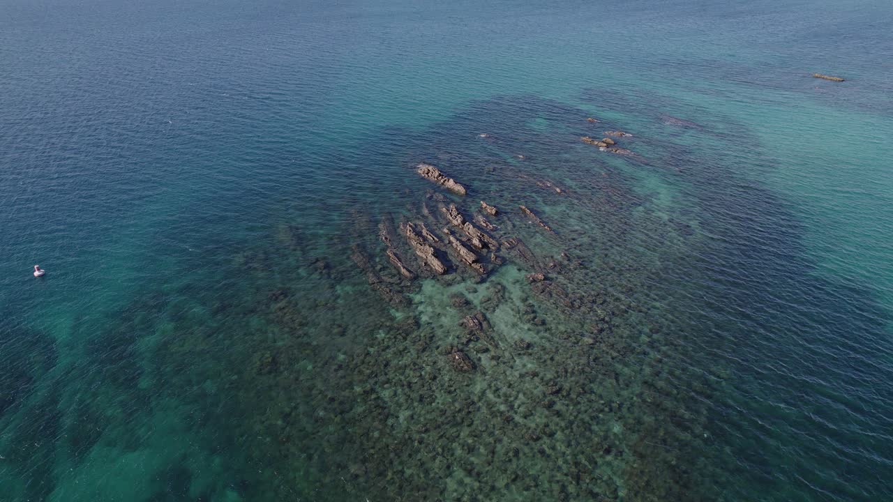 impresionante paisaje de arrecife de rocas de pasaje, lugar para bucear en great keppel island, queensland, australia
