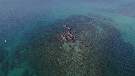 澳洲昆士蘭大凱佩爾島 (great keppel island) 的海峡岩石珊瑚礁 (passage rocks reef) 的令人驚的風景