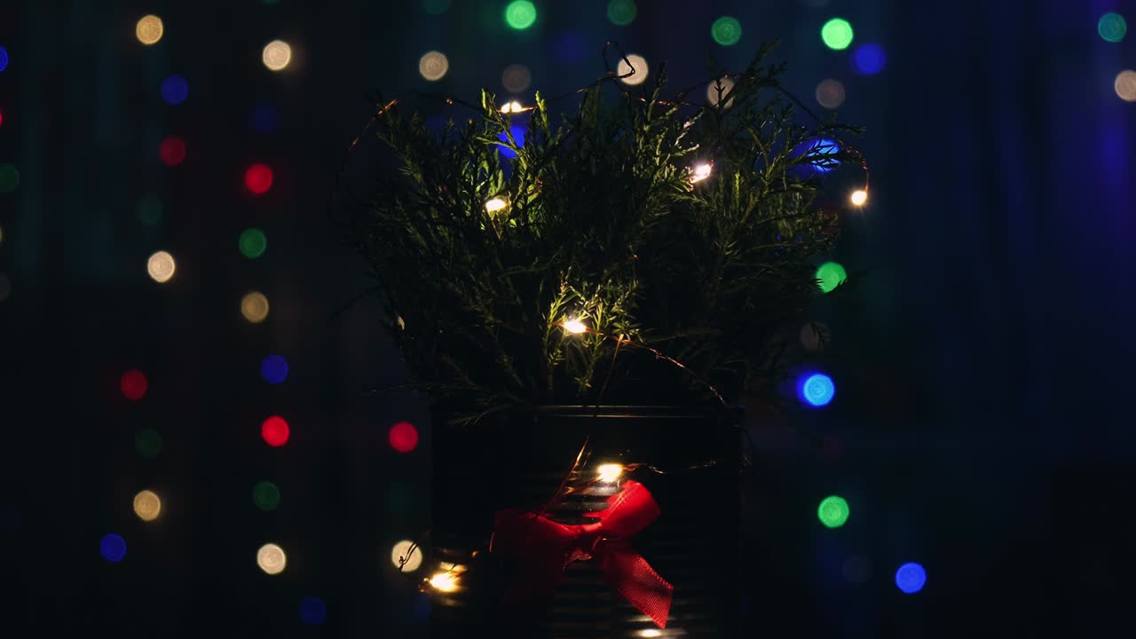 navidad decorada eco árbol de navidad con luces bokeh en el fondo en la sala de estar por la noche. decoraciones de cero residuos. video de bucle, atmósfera de vacaciones de invierno
