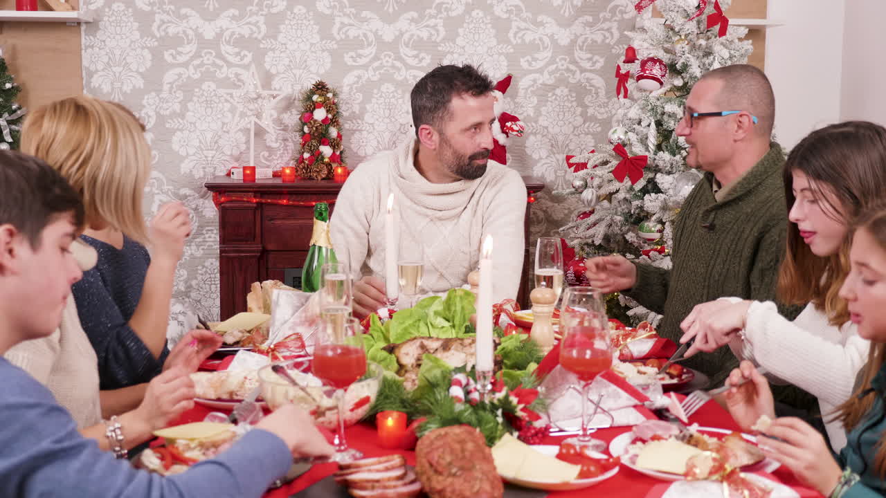 celebración de la cena de navidad en familia