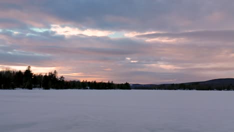 Imágenes-Aéreas-Que-Vuelan-Rápido-Y-Bajo-Sobre-El-Hielo-Con-El-Resplandor-Del-Atardecer-En-Las-Nubes