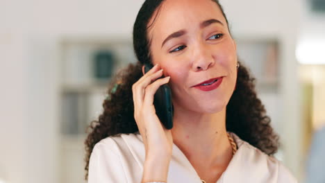 mujer negra, llamada telefónica y cara con negocios