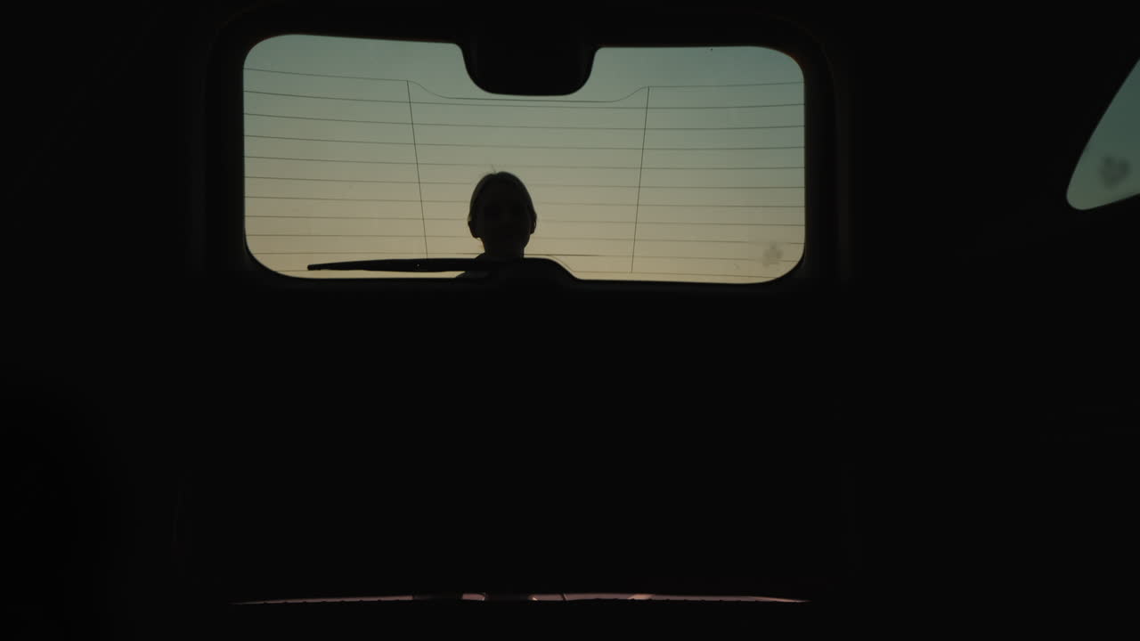 jovem coloca carrinhos de compras no porta-malas do carro