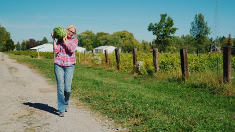 Frau-Auf-Einem-Bauernhof-Mit-Wassermelone