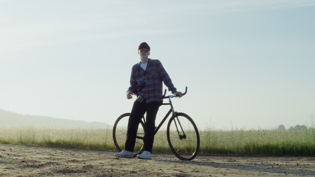 해가 뜨는 동안 에서 자전거를 타고 있는 남자