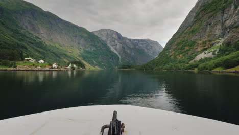 Die-Nase-Eines-Kreuzfahrtschiffes-Segelt-Entlang-Des-Malerischen-Fjords-In-Norwegen-Eine-Reise-Durch-Die-Bilder